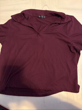 Splash Ribbed V-Neck Crop Top in Burgundy